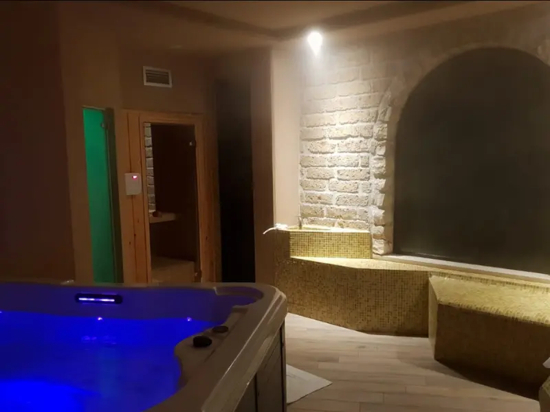 Shower in tuff