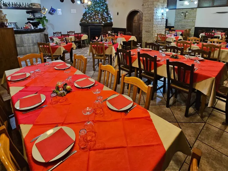 Tavola addobbata per il Capodanno in agriturismo Campania