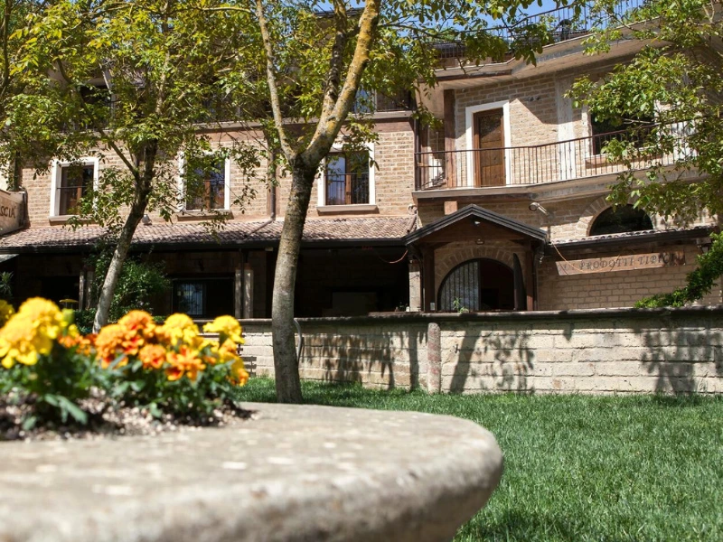Esterni dell'agriturismo in primavera