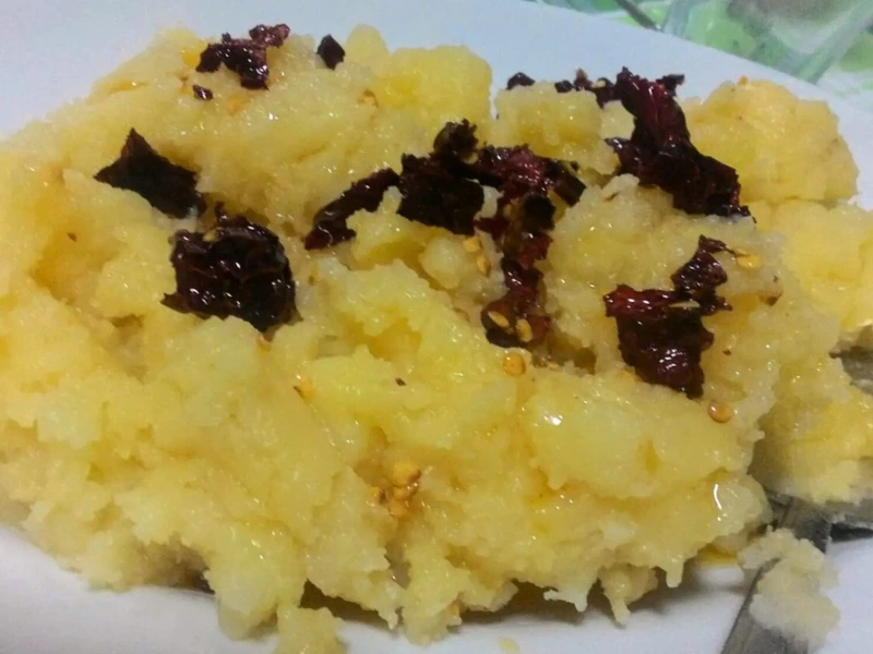 Patate 'Cunzuat' con Peperoni Cruschi fritti in olio EVO