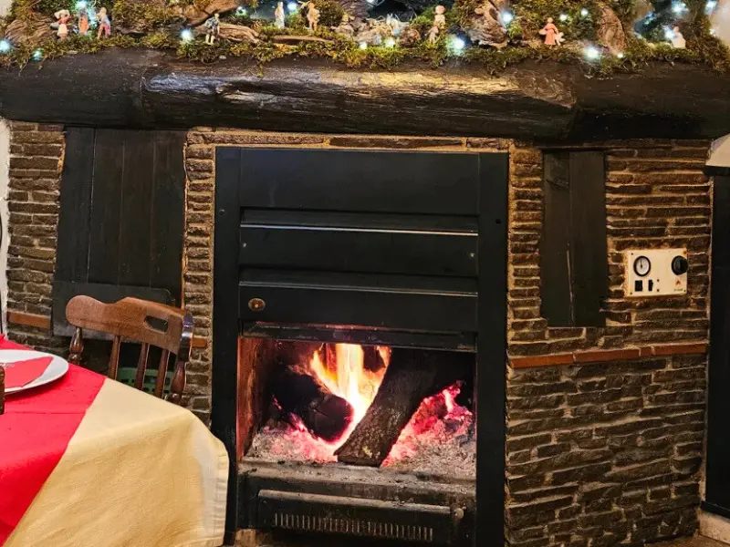 Camino acceso durante il pranzo di Natale in agriturismo
