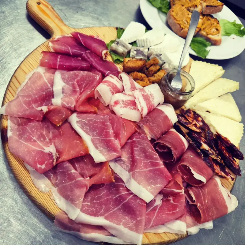 Antipasti contadini del pranzo di Pasqua in agriturismo Campania