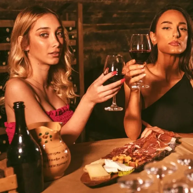 Brindisi di Pasqua con vino naturale della casa