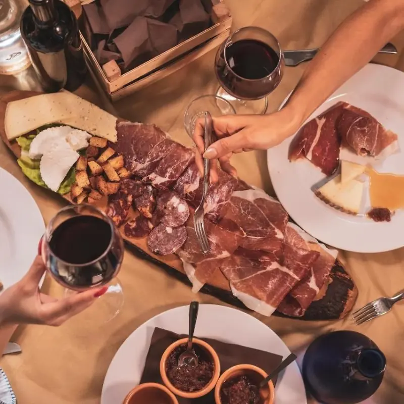 Dettagli della tavola per pranzo di Pasqua in agriturismo