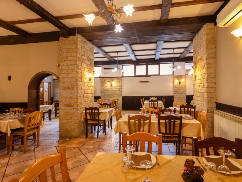 Sala pranzo rustica in agriturismo